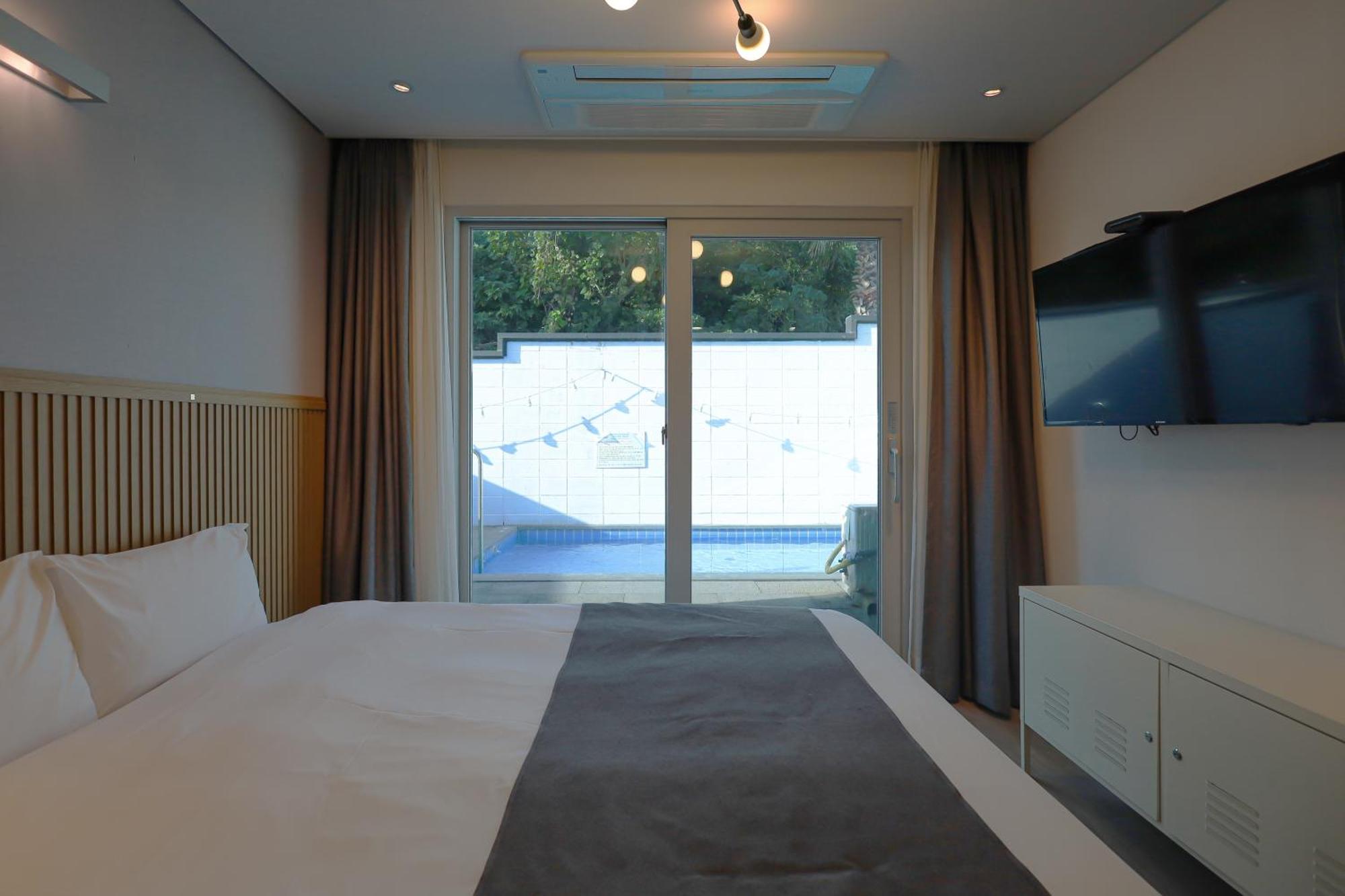 Pool And Villa Sorang Jeju Exterior photo